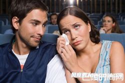 情侣看电影一般做什么 情侣约会看电影技巧