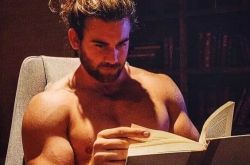 随着时尚界的推崇 越来越多男士开始留起了长发