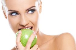 正确的补水让皮肤重活一次,怎样使皮肤喝水