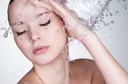 油性皮肤怎么挑洗面奶,油性皮肤的护理和治疗