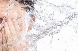 白醋洗脸法和盐水洗脸法,柠檬水洗脸法和黄豆渣洗脸法