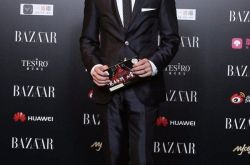 老干部霍建华剃光头了 感觉发型界又要刮起一阵风