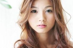 不规则烫发打造蓬松感 内扣中长发显脸小