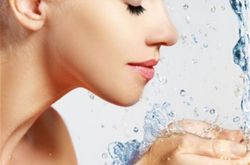 冷水和热水洗脸都不好 洗脸的正确方法