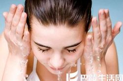 早上不用洗面奶洗脸 用洗面奶容易造成残留用毛巾擦干脸上的水分爽肤水可用可不用把紧肤水直接倒在手上拍打