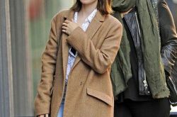 驼色大衣街拍图片 驼色大衣适合什么女生