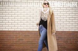 驼色大衣配什么围巾 驼色大衣搭配围巾图片