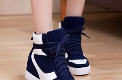 Pump Izarre 女装白色Pump Izarre HK$1,499女装黑色Pump Izarre HK$1,499女装奶白色Fury Adapt HK$799NikeClassic Cortez Leather QS “Nai Ke”adidas Originals Stan Smithadidas UltraBoost 3.0New Balance 996adidas 全新天蓝色Gazel