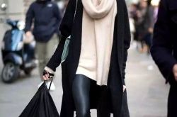 黑白灰驼色内搭最万能 亮色系或印花款配素色外套撞色搭配考验品位同色系搭配最高级