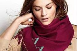 巴宝莉羊绒围巾的围法