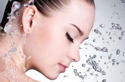 冬季皮肤干燥应多喝水 冬季皮肤干燥不要过度清洁和去角质室内外应该如何给皮肤补水油性混合油性怎样给皮肤补水好干性混合干性怎样给皮肤补水好