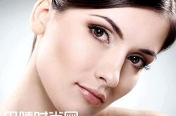 功效相近的护肤品不要一起用 专业护肤和普通护肤要区分护肤品混用时要注意顺序敏感肌肤选安抚成分的护肤品不了解的护肤品成分不要混用