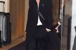 潮人明星都有宽肩带斜挎包 网红级宽肩带包介绍如何选择宽肩带包包