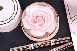 爱马仕新品丝巾简介 迪奥塔罗牌丝巾简介Addiction 2017新单色眼影简介LADUREE 5周年限定mini版玫瑰腮红简介Lancome 玫瑰花高光散粉简介Dior春夏系列指甲油简介祖·玛珑5款经典香皂简介祖·玛珑限量香水套装简介Loewe 包包简介Narciso Rodriguez 女香简介