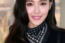 侧偏分卷发介绍 道姑头介绍编发介绍刘海编发介绍Wob头介绍随意卷发介绍法国边儿刘海介绍不规则刘海短发介绍侧偏分长发介绍蓬松丸子头介绍