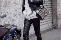 连帽卫衣搭配什么外套出街必杀技 皮衣搭配连帽卫衣的穿法时尚吗连帽卫衣怎么搭配飞行服连帽卫衣搭配牛仔外套好搭吗连帽卫衣搭配西装外套好吗