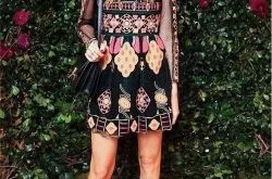 2017年春天印花元素裙子流行吗 印花裙选择什么颜色好透视薄纱裙是2017春夏流行单品吗