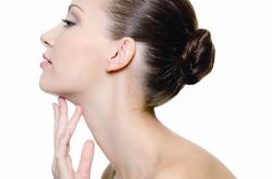 颈部清洁怎么做 颈部运动怎么做选择什么枕头对颈部好颈部皮肤保养为什么重要颈部皱纹产生的原因是什么