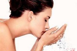 滴入面霜介绍 按摩肌肤介绍清洁打底介绍滴入粉底液介绍涂在发梢介绍DIY保湿喷雾介绍按压肌肤介绍