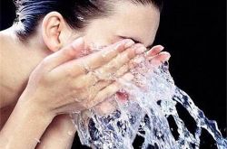 一天多次洗脸正确吗 盲目选择洗面奶脏毛巾擦脸错误的使用喷雾出游不需要保湿