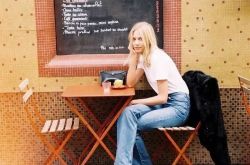 白T牛仔运动鞋 衬衫加收腰半裙修身连衣裙配低跟鞋直男如何看待网袜