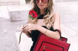 红色服装的优点 红色怎样穿才能避免老气最值得入手的红色单品红色上衣和裤子推荐红色包包和鞋子推荐红色丝巾配饰推荐红加黑的经典配色红色和白色的搭配红色和蓝色的搭配要点红色同色系如何搭配红色单品推荐