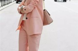 球鞋与西服套装如何搭配？ 球鞋与小黑裙如何搭配？球鞋与连衣裙如何搭配？球鞋与半身裙如何搭配？