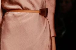 丝绸的美感 缎面衬衣搭配缎面吊带裙搭配缎面吊带衫搭配缎面连衣裙搭配缎面长衫搭配缎面元素的搭配