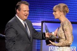 走路时驼背怎么办 头发油腻怎么办怎样给唇部去死皮腋下汗迹怎么办足部去角质