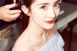 如何挑选露肩装？ 露肩装如何搭配？