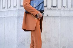 西服套装怎么搭配时尚又有气场 简约连衣裙怎么穿专业又时髦上班族T恤+阔腿裤搭配显瘦吗上班职场衬衣＋中长裙搭配优雅吗同色搭配会不会出错