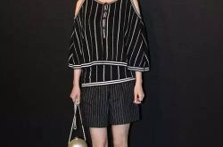 T字露肩介绍 斜肩穿法介绍一字露肩穿法介绍印花长袖灯笼裙介绍