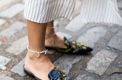 穆勒拖鞋如何搭配？ 连身泳衣如何搭配？编织手提包如何搭配？斜肩上衣如何搭配？牛仔裙如何搭配？