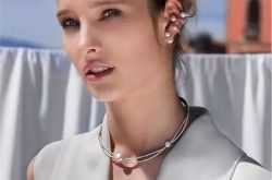 APM Monaco小众首饰品牌简介 APM Monaco首饰为什么受明星喜欢APM Monaco太阳珍珠耳钉有什么特色APM Monaco女士简约纯银镶晶钻手镯简介APM Monaco经典女士珍珠镶绿色立方石头戒指简介