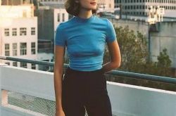 中高饱和度的色彩 半高领和吊带上紧下松 上短下高纯色极简风鞋子极简搭配