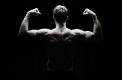 胸肌男怎么练出来的 锻炼胸肌最有效的方法