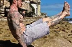 想撩妹怎么健身 先练出腹部线条