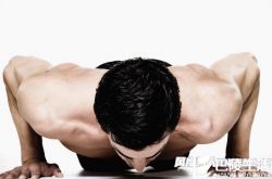 男人徒手练出大胸肌 学下花式俯卧撑