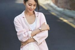 女神高圆圆戴多彩腕表飞亚达美出高度