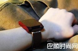 个性红木手表：还能玩游戏