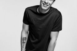 安普里奥·阿玛尼(Emporio Armani) 与肖恩·蒙德兹合作推出首个触摸屏智能腕表系列