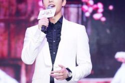 杨洋北京佩戴万宝龙腕表亮相新电影发布会！