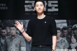 爱情事业双丰收 宋仲基佩戴IWC万国表亮相电影《军舰岛》发布会