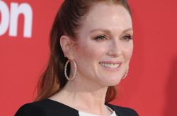 朱利安·摩尔佩戴萧邦高级珠宝系列亮相电影《迷镇》首映礼