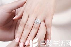 一克拉钻戒带在手上的图片