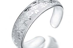 老年人带银手镯好吗       老年人什么样的银手镯好