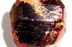  新疆石榴石原石价格多少钱       新疆石榴石原石价格图片大全