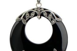 黑玛瑙吊坠作用有哪些 安神醒脑、守护事业、增加灵气