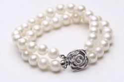 如何搭配珍珠与礼服  珍珠与礼服的搭配技巧