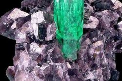 上品“乌拉尔祖母绿”石榴石 价值连城